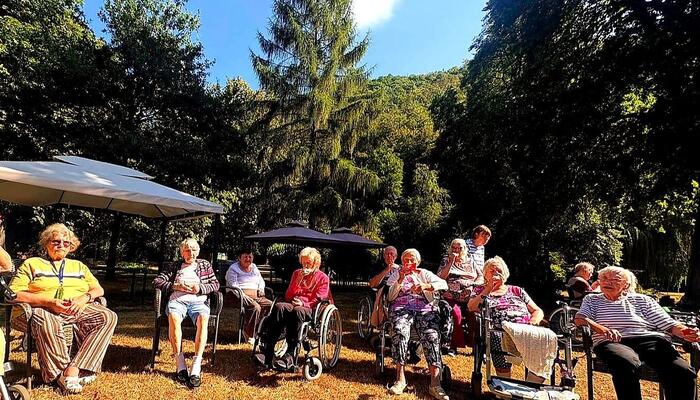 Im Park der Seniorenresidenz Neanderklinik
